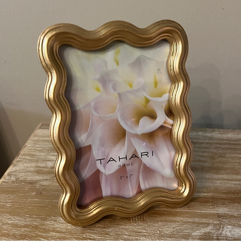 Tahari. 5x7 Wavy/Scalloped Gold Picture Frame.